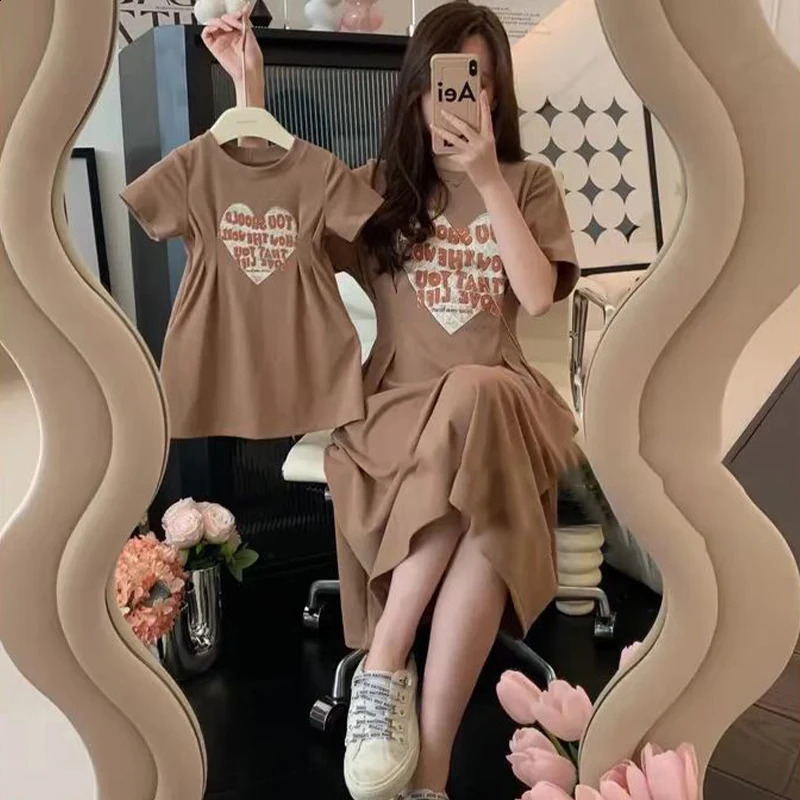 Family Clothing Summer Leisure Love Short Sleeved Dress Fashionable Brown Waist Collection Mother and Daughter Clothing 250319