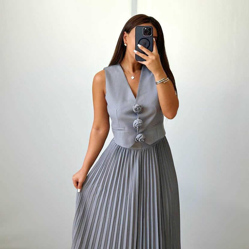 Set of women's summer sleeveless vest, heavy-duty half body pleated long sleeved women's clothing, high-end two-piece set 250315