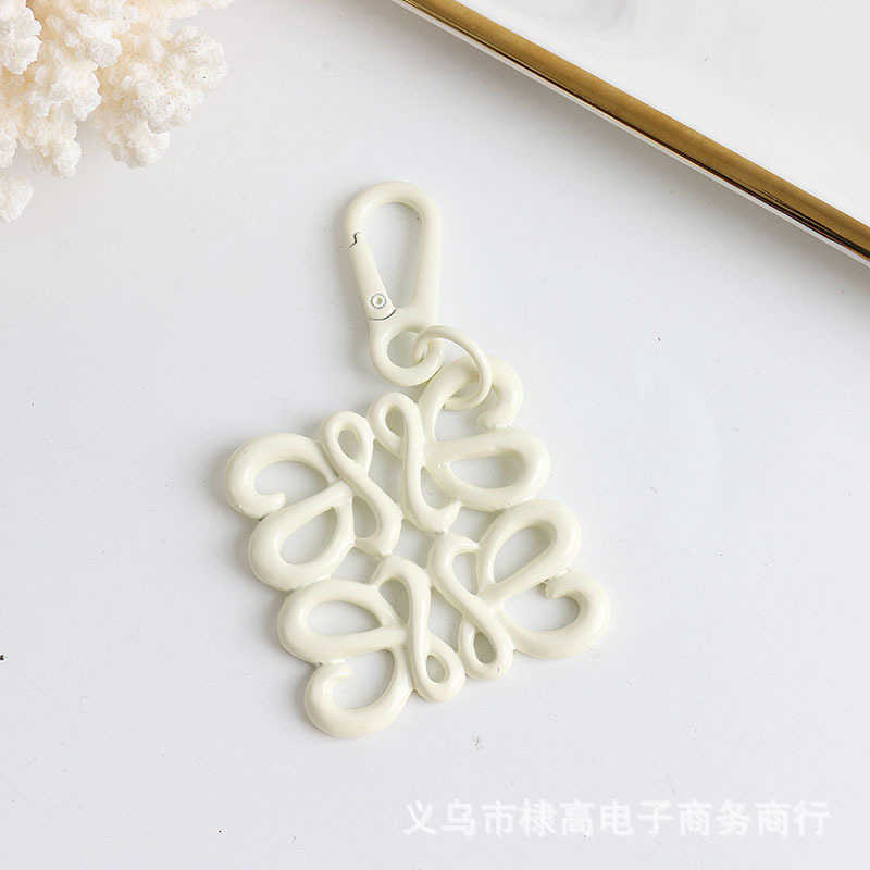 Keychains Lanyards Metal Candy Colored Love Chinese Knot Keychain Bag Pendant Personalized and Fashionable Hollow Hanging Decoration Trend H250318