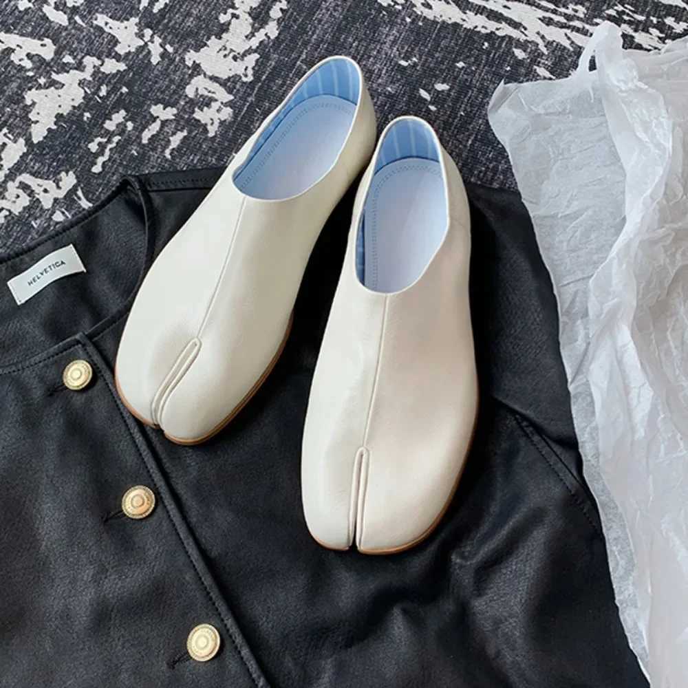 Flat Shoes Sier Tabi Ninja Shoes Women Split Toe Flats Trotters Mocasines Women Solid PU Leather Loafers Femmes Slip SlidesXJ250319