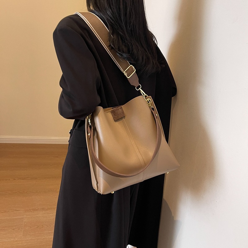 Large Capacity Bucket For Women's fashion New Fashionable Autumn And Winter Broadband Crossbody Bag, One Shoulder Portable Tote Bag Fashion Shoul