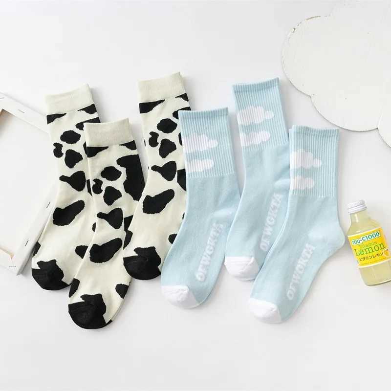 A pair of girl blue sky white cloud tube socks milk Harajuku style street skateboard tube mens casual trendy socks crew socks X250319
