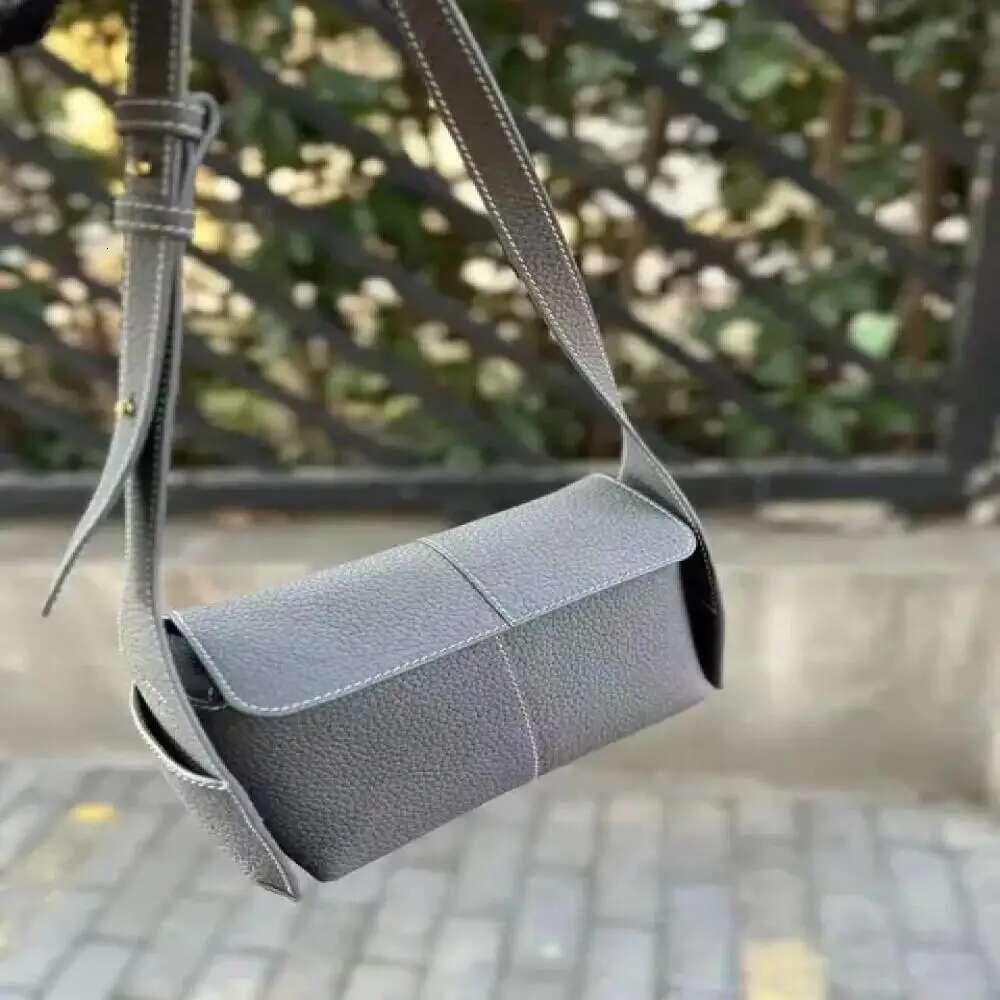 Mini Fashion Women's Single Shoulder New Leather Clamshell Light Niche Brand Design Crossbody Bag