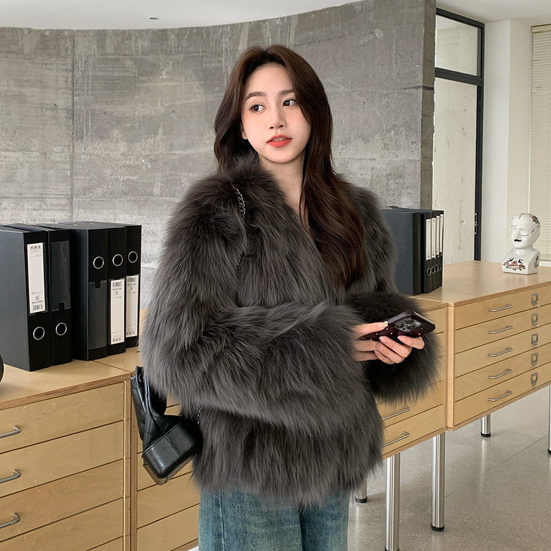 Young fox grass women's 2024 winter new fashion short fur jacket looks slim