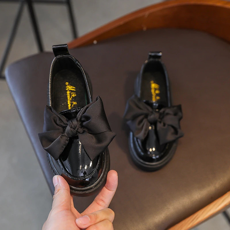 Girls Loafers Autumn Patent Leather Black White Bowknot Slipon Kids Flat Shoes 2636 Rubber Sole Nonslip Children Causl Shoe 250319