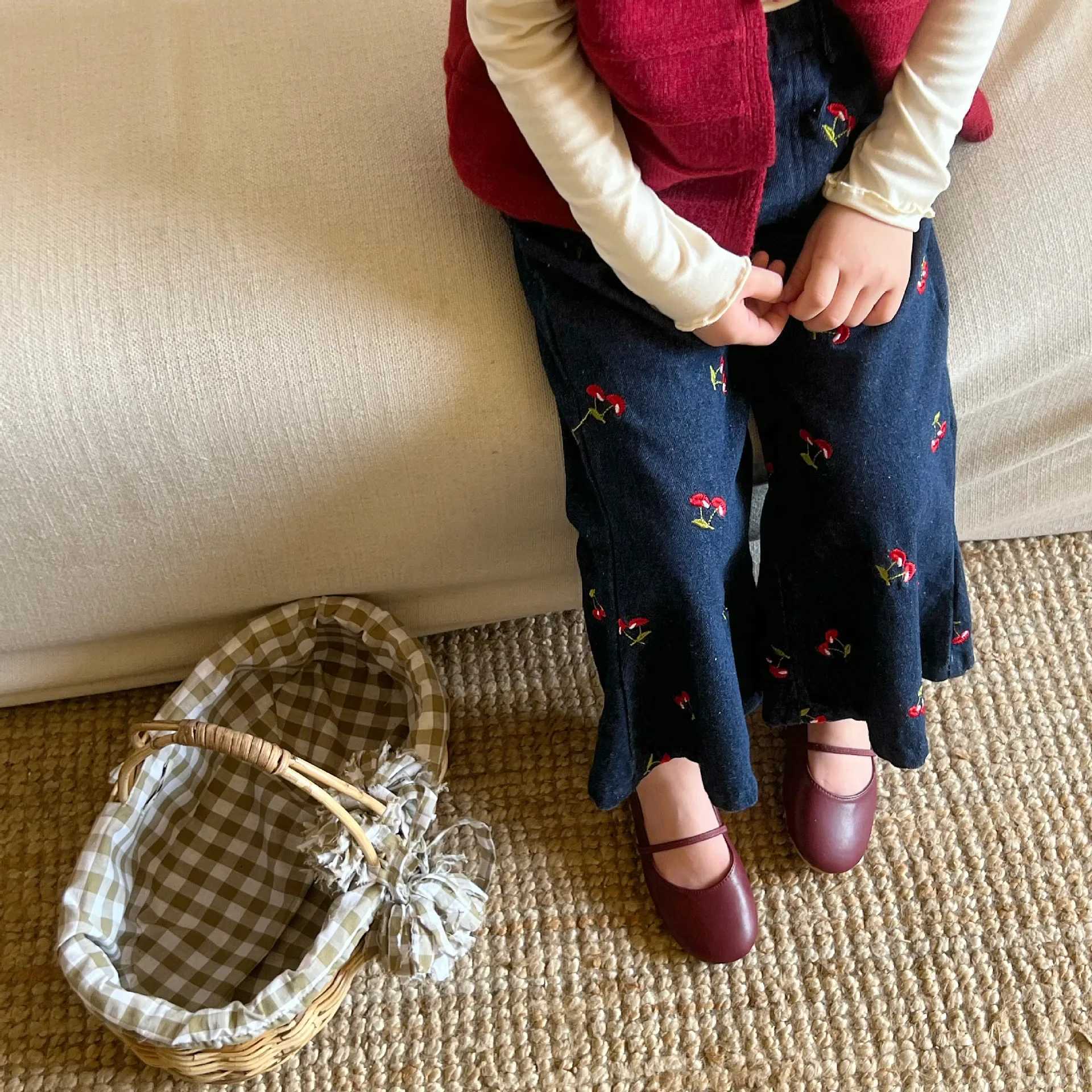 Childrens clothing girls jeans autumn 2024 new Korean girls casual cherry bell bottom 2-9-year-old childrens jeans Trojan horseT250318
