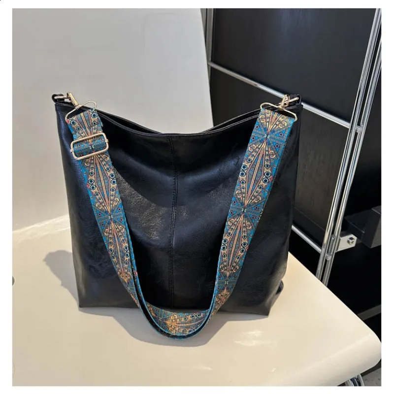 1 Bohemian fashion faux leather shoulder bag suitable for women large capacity cross body handbag with retro wide strap 250317