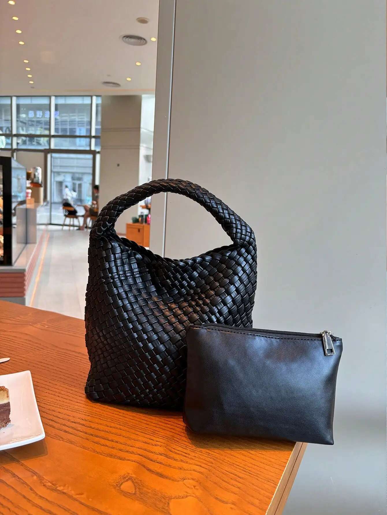 New Portable Fashionable Niche Design Woven Handbag Bucket Shoulder Armpit Simple Retro Style Bag Commuting To Work Whit
