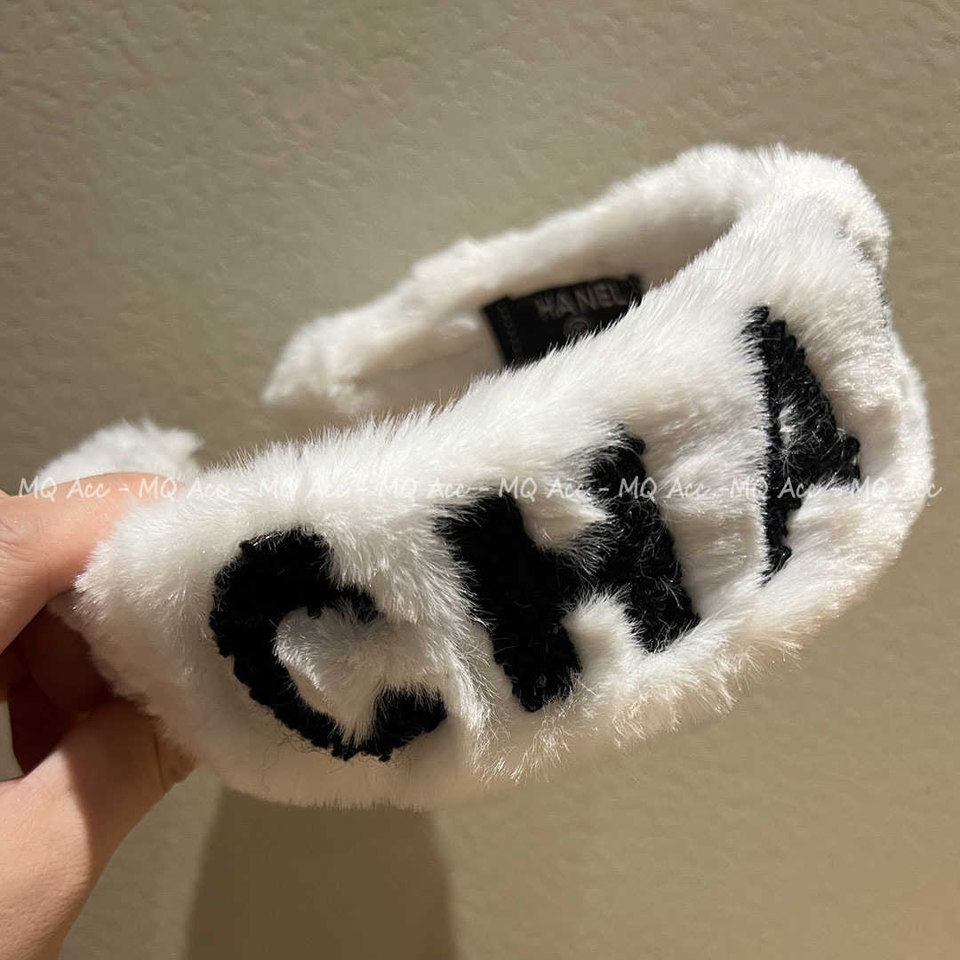 Headbands Same Style Small Fragrance Letter Autumn and Winter Western Plush Headband Cute Age Reducing Gaul Top Internet Celebrity Same Trend H250318