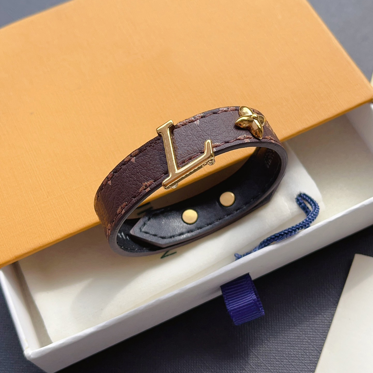 Luxury Brown Leather Bracelet with Gold Tone Buckle Fashionable Accessory for Men and Women Stylish Gift for Any Occasion High-End Jewelry Design