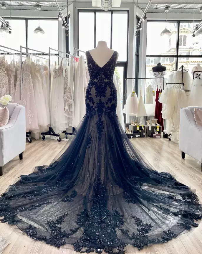 Gothic Black Lace Mermaid Wedding Dress With Champagne Lining Appliques Sleeveless V-neck Vintage Bridal Gown 2025 Vestido De Novia