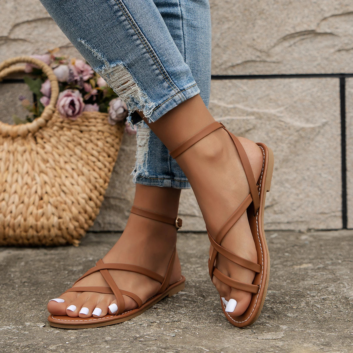 Womens casual sandals 2024 summer versatile fashion Roman shoes comfortable flat bottomed vacation beach shoes 250317