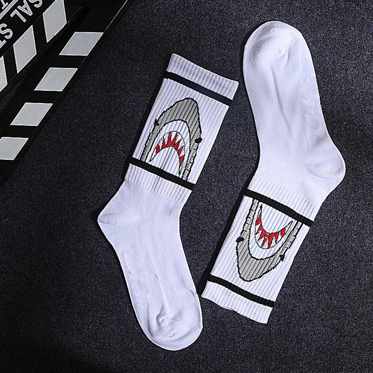 1 pair of mens fashionable hip-hop contrasting firefighter soCKs red flame flame torch hot street skateboard cotton soCKs X250319