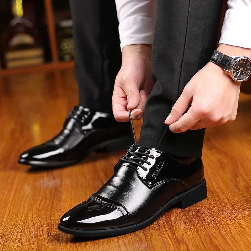 High quality formal leather mens dress shoes breathable mens casual shoes Italian luxury brand lace shoelaces N-slip mens driving shoesXJ250319