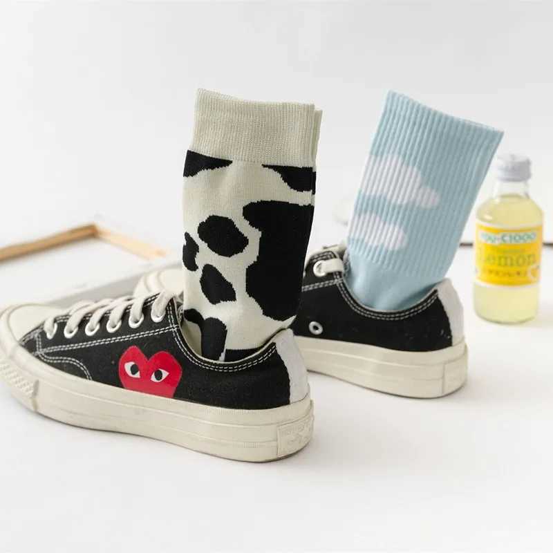 A pair of girl blue sky white cloud tube socks milk Harajuku style street skateboard tube mens casual trendy socks crew socks X250319