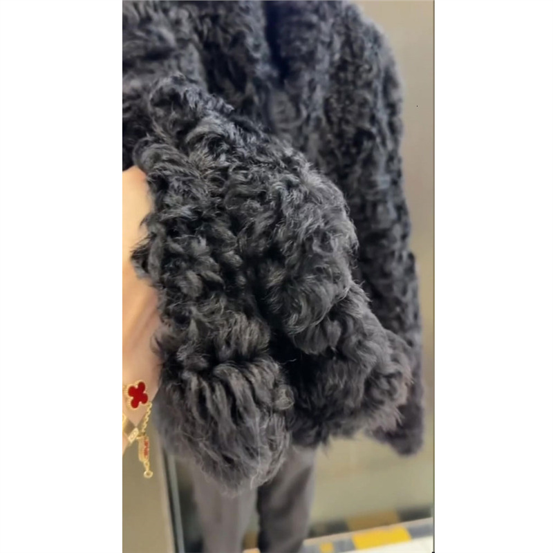 Xiaoxiangfeng unique super beautiful black lamb wool short thick coat for women 2024 new autumn and winter small stature