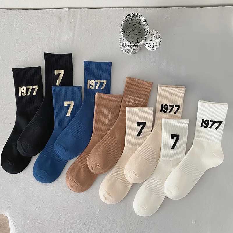 4PCS New 1977 Sock Sports Skateboard Leisure Sock European hip-hop Fashion Personality Male Alphabet Socks Couple socks X250319