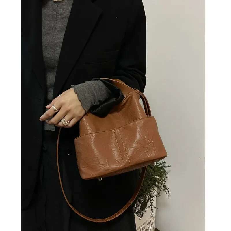 Fashion Spring New Hand Grab Pattern Retro Soft Leather Surface Large Capacity Versatile Multi Compartment Bucket Single Bag