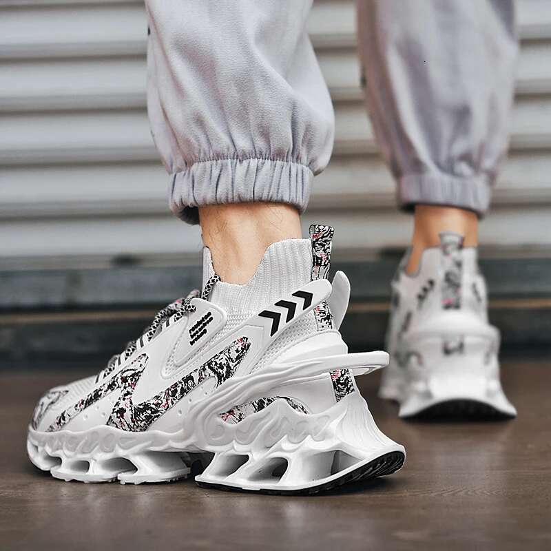 2025 New High end Men's Carbon Plate Running Summer Ultra light Shock Absorber Rural Trendy Blade Designer Fashion Sports Shoes Youth