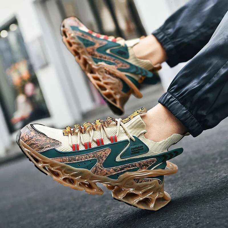 2025 New High end Men's Carbon Plate Running Summer Ultra light Shock Absorber Rural Trendy Blade Designer Fashion Sports Shoes Youth