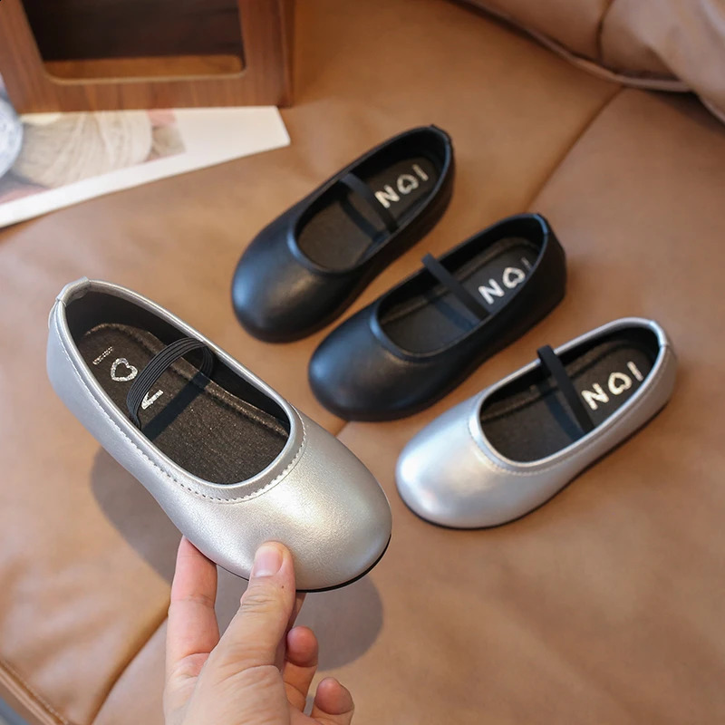 Spring and Autumn Childrens Leather Boots Black Silver Versatile Little Girls Flat Shoes Shallow Simple Fashion 250319