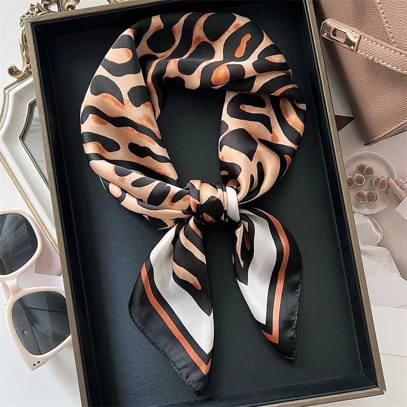70cm Square Luxury Leopard Silk Scarf Womens Small Hair Scarf Fem Handkerchief Bandana Foard X250319