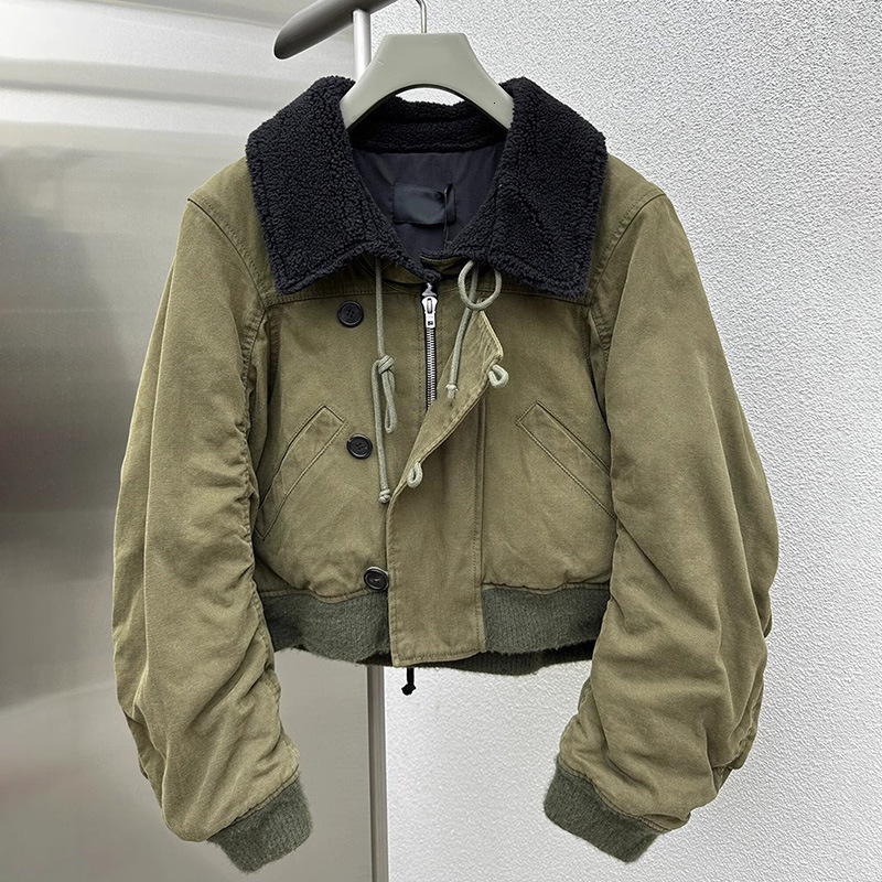 A niche 2024 winter new item with contrasting fur collar, back strap, lapel, casual jacket for women