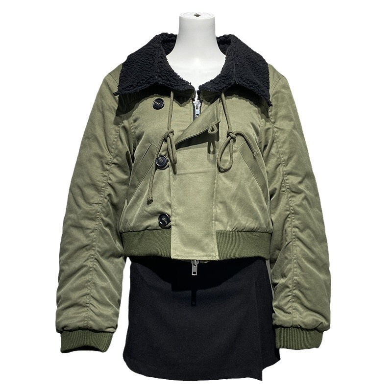 A niche 2024 winter new item with contrasting fur collar, back strap, lapel, casual jacket for women