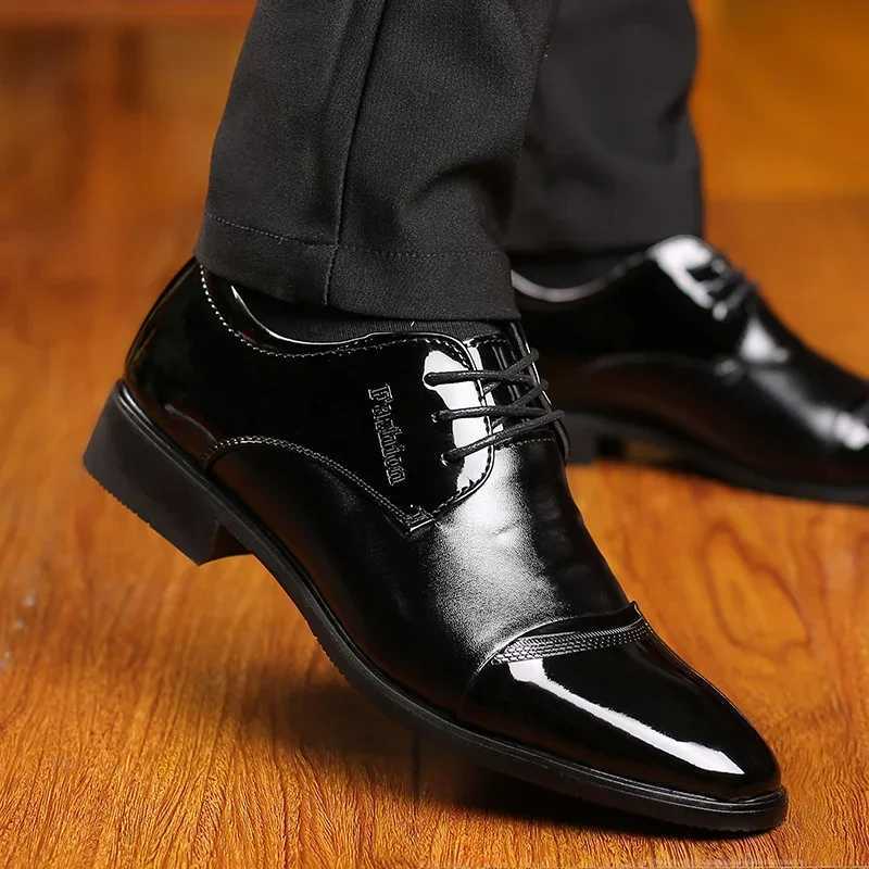 High quality formal leather mens dress shoes breathable mens casual shoes Italian luxury brand lace shoelaces N-slip mens driving shoesXJ250319