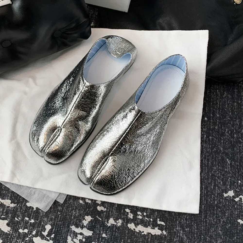 Flat Shoes Sier Tabi Ninja Shoes Women Split Toe Flats Trotters Mocasines Women Solid PU Leather Loafers Femmes Slip SlidesXJ250319
