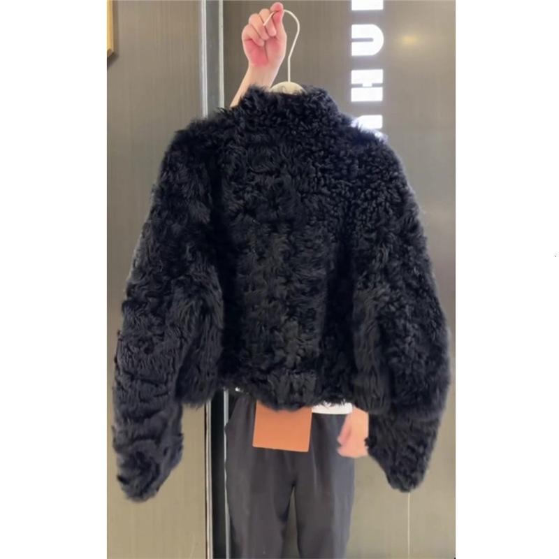 Xiaoxiangfeng unique super beautiful black lamb wool short thick coat for women 2024 new autumn and winter small stature