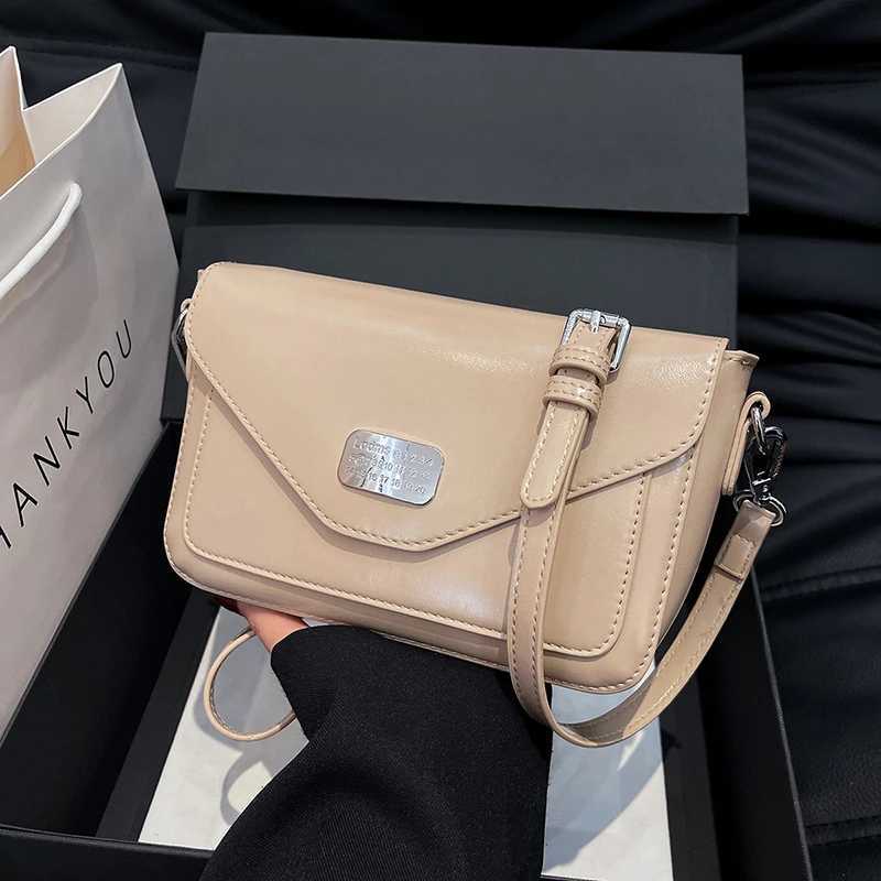 Luxurious and cumbersome daily use - a retro and inspiring messenger wallet with minimalist designer details Y250319