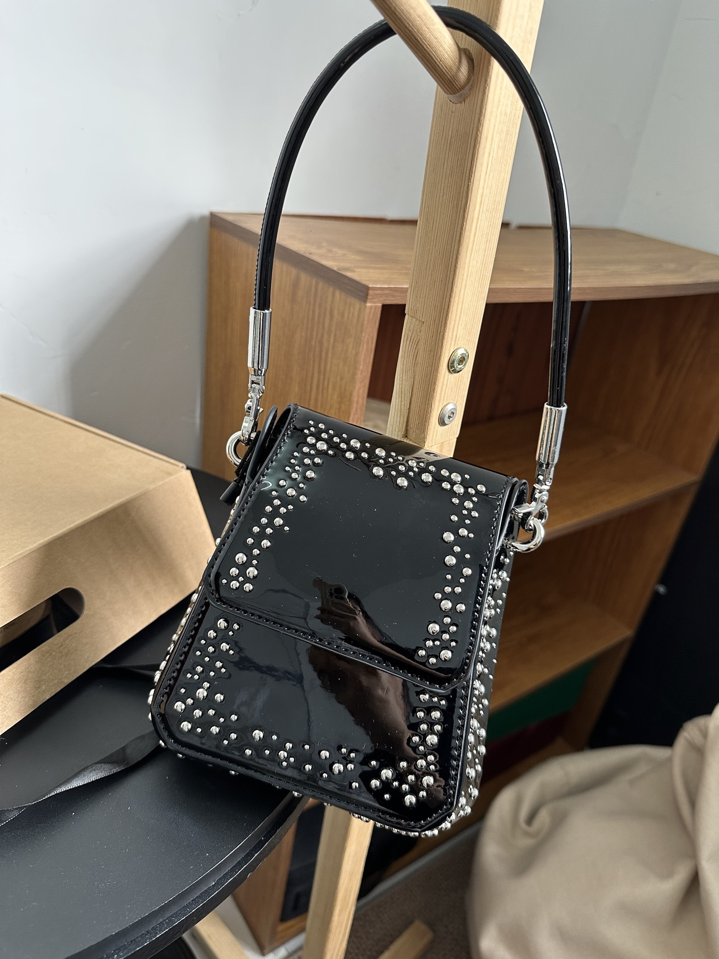 New Xiaoxiangfeng Shiny Small Square Fashionable And Niche Design, Rivet Bag, Personalized Hand-Held Patent Leather Armpit Bag For Women