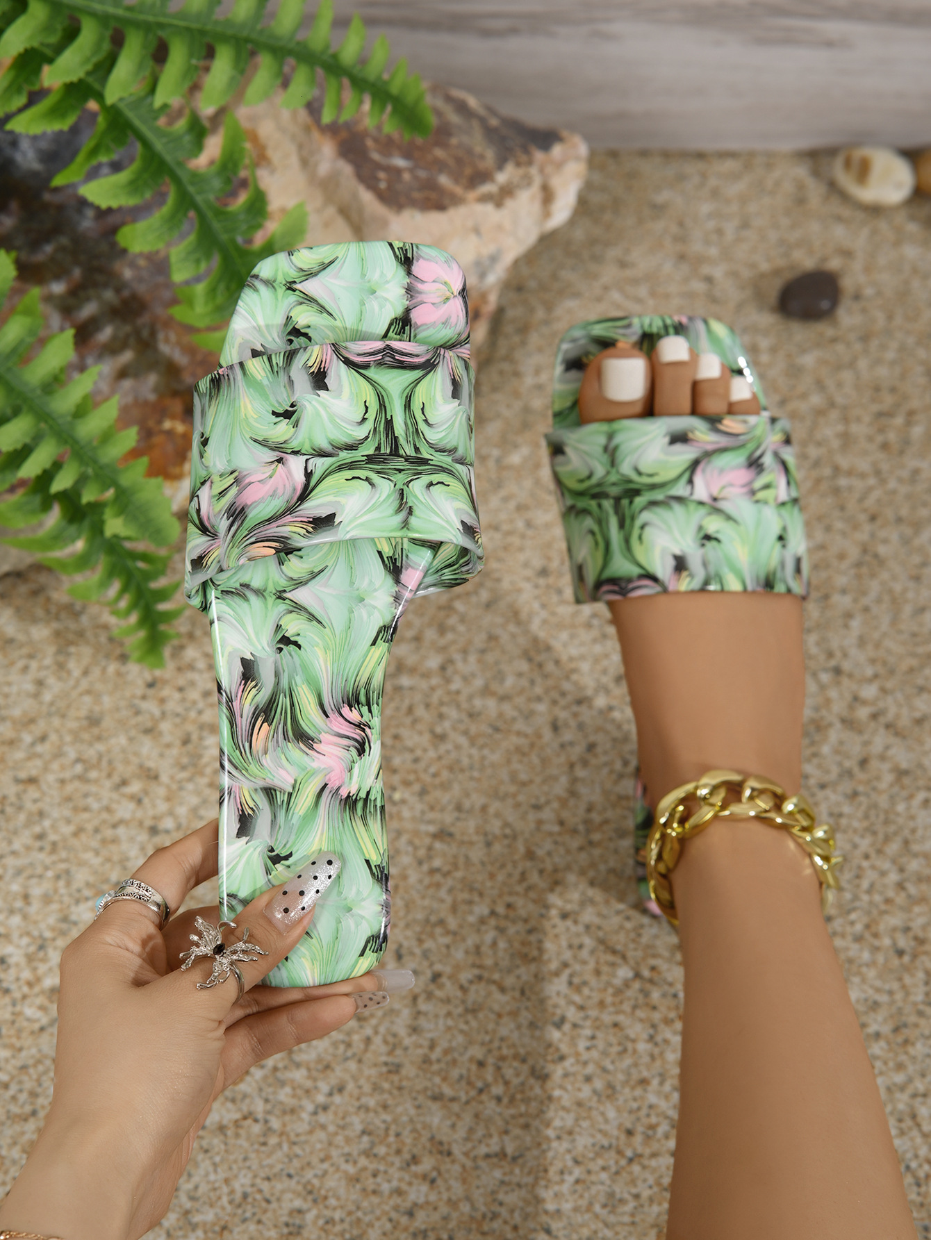 2025 New Designer Sandals Graffiti Flat Flip Flops Outdoor Indoor Big Feet Candy Color Square Toe Beach Sandals