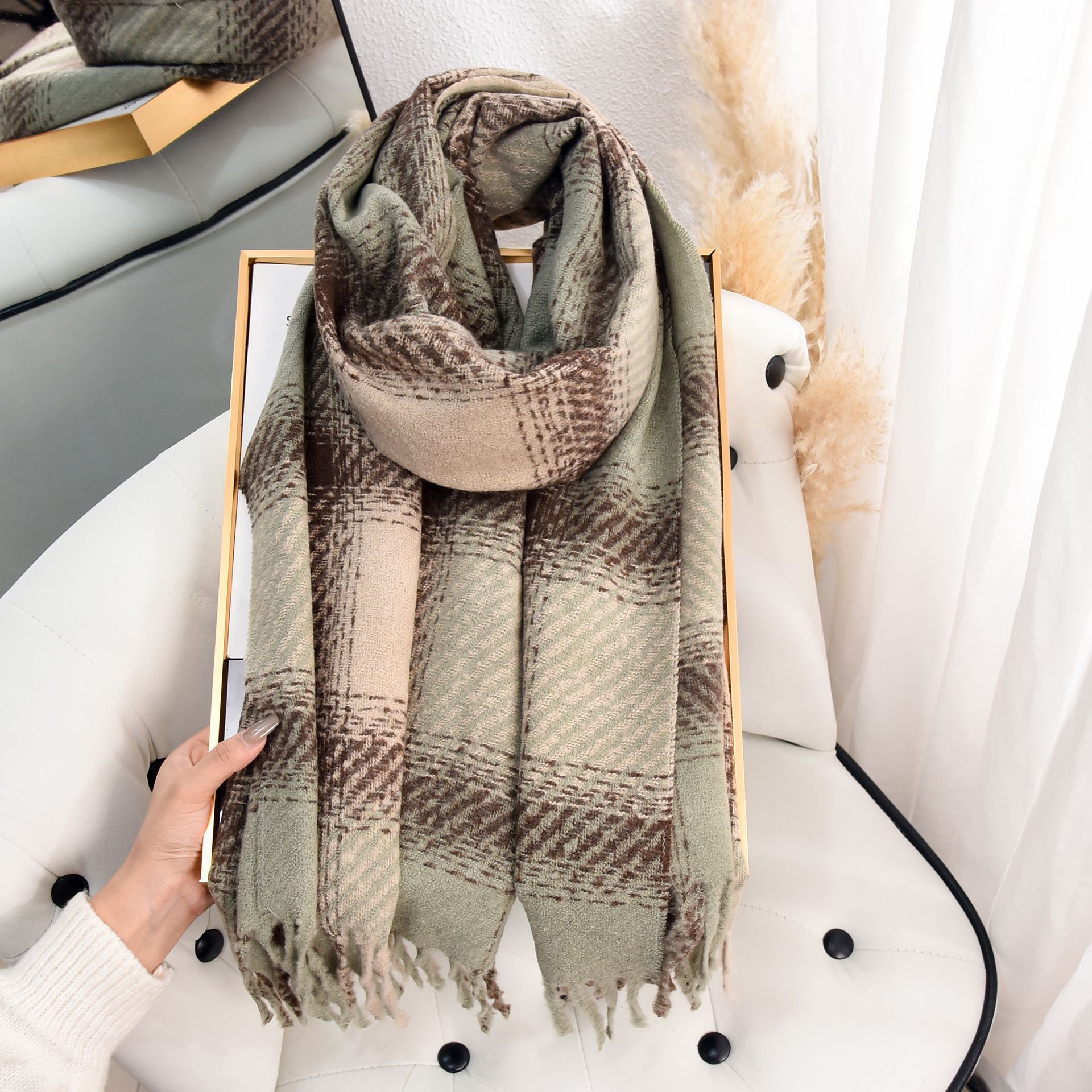 K180 Creative designer style dotted grid atmosphere couple scarf autumn and winter retro British style imitation cashmere tassel shawl