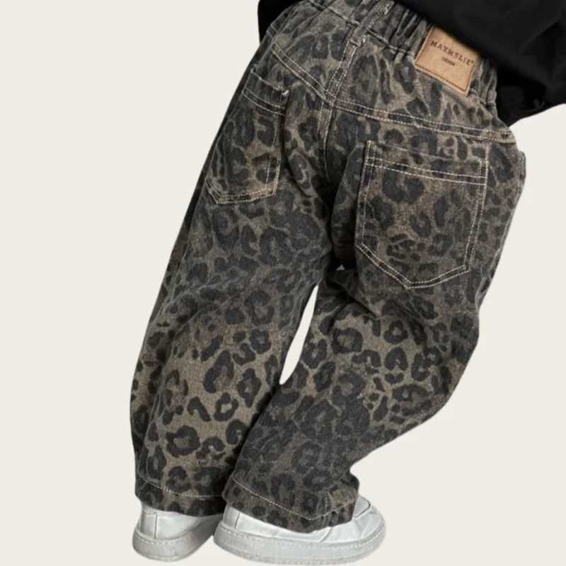 2025 new leopard print jeans for young children fashionable and cool casual jeans elastic waist loose fit suitable for boys and girlsT250326