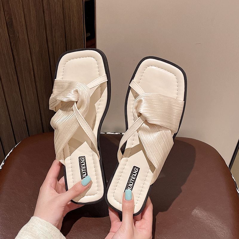 French High-end Internet Celebrity Women's Fashion Slippers 2025 Designer Sandal New Niche Super Hot Matching Skirt Cool Slippers Small Fragrant 