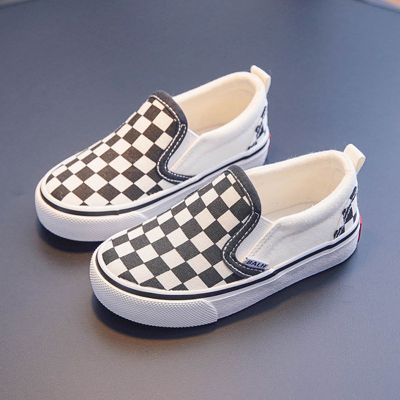 Children's canvas shoes, sneakers and small white shoes for boys and girls Kindergarten indoor shoes with magic tape and slip-on design White sho