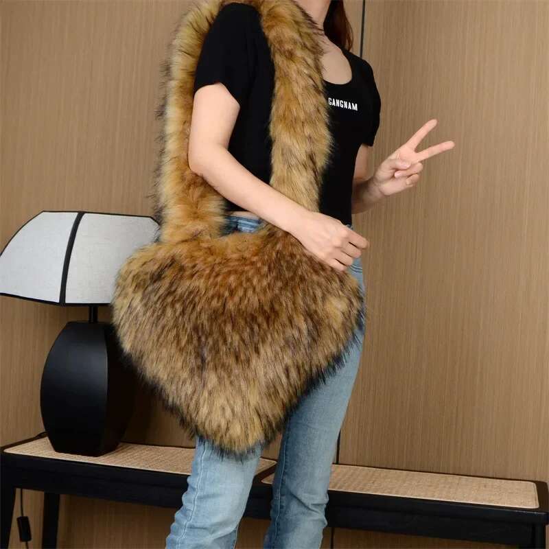 Faux Fur Winter Women Handbags Plush Ladies Heart Shaped Shoulder Cute Clutch Purse Love Crossbody Bags Messenger Bag