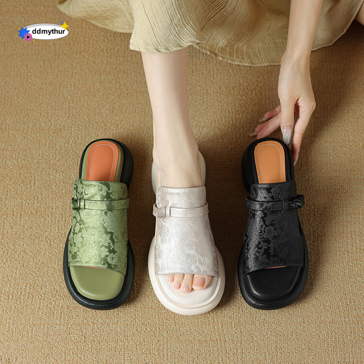 China-Chic style open toe thick soled sandals for women wearing flip flops in the summer of 2024 New Chinese muffin slippers ddmythur