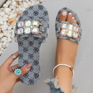 Summer 2025 Outdoor Slippers Designer Sandals New Fashionable Multi Functional Flat Bottom Internet Knowler List Buckle Women's Simple Fashion Be