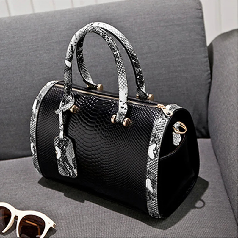Fashionable and atmospheric womens shoulder bag elegant temperature large capacity shopping handbag. 250318