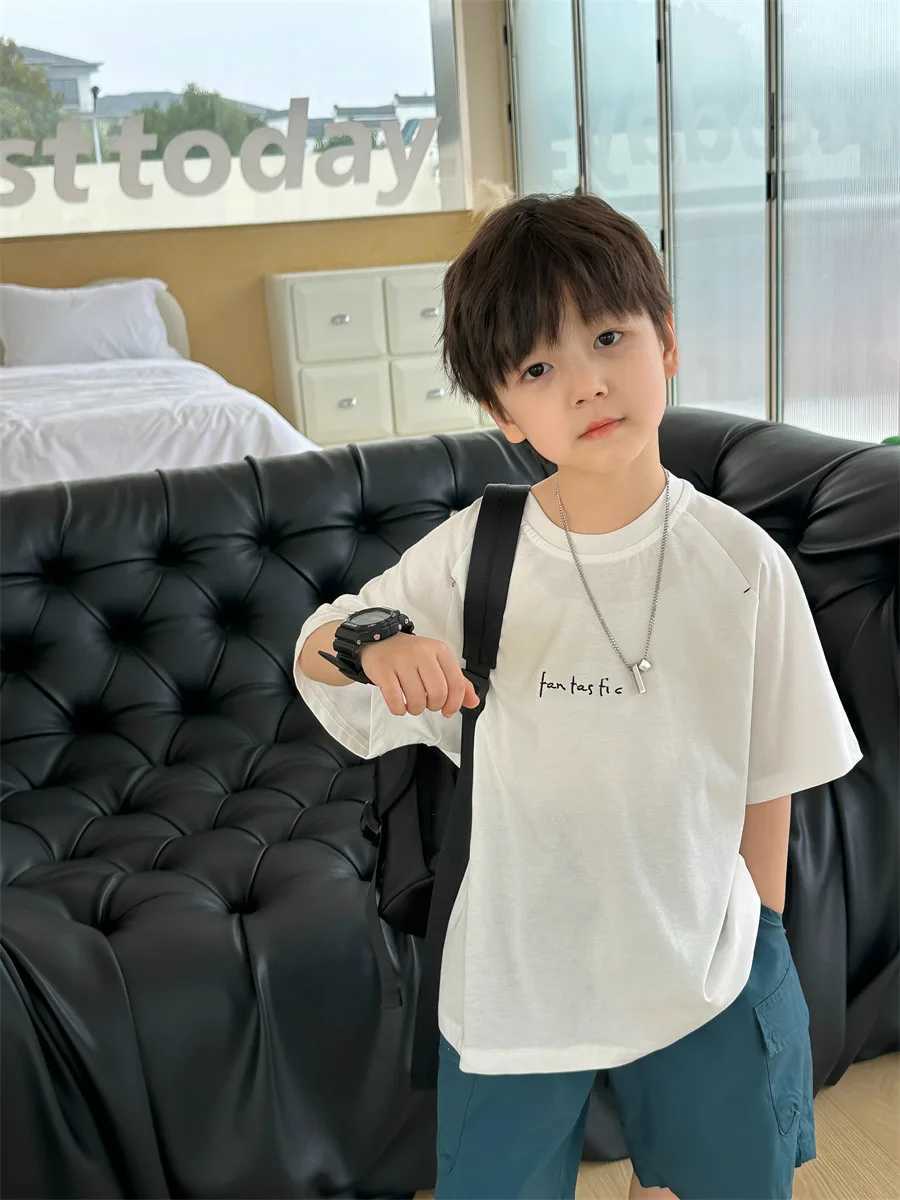 Childrens clothing embroidered letter handsome T-shirt 2024 summer new boy simple short sleeved Korean casual T-shirtT250320