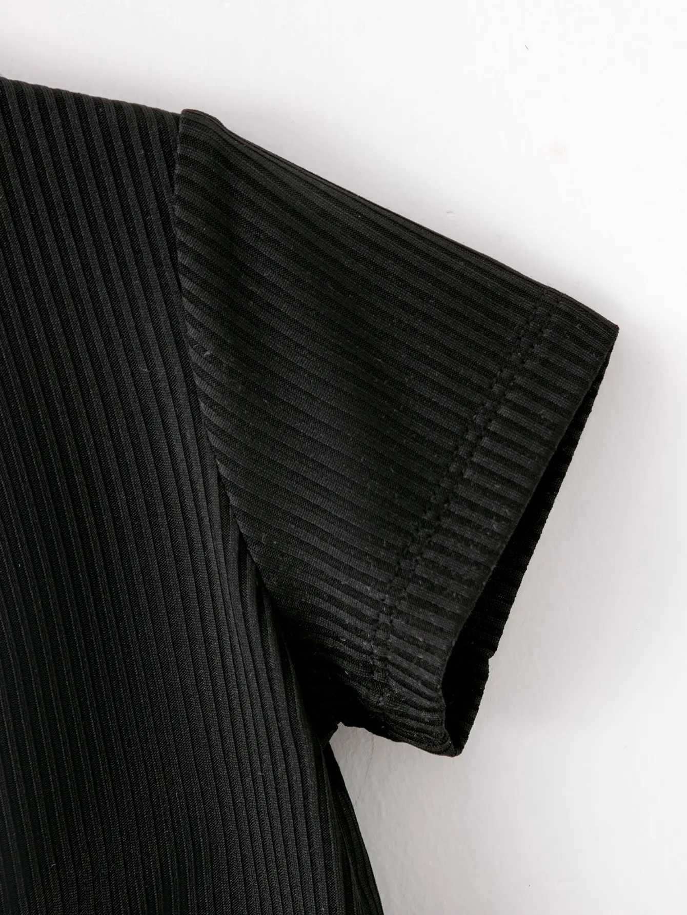 Girls black round neck brushed short sleeved top - fashionable wrinkle designT250320