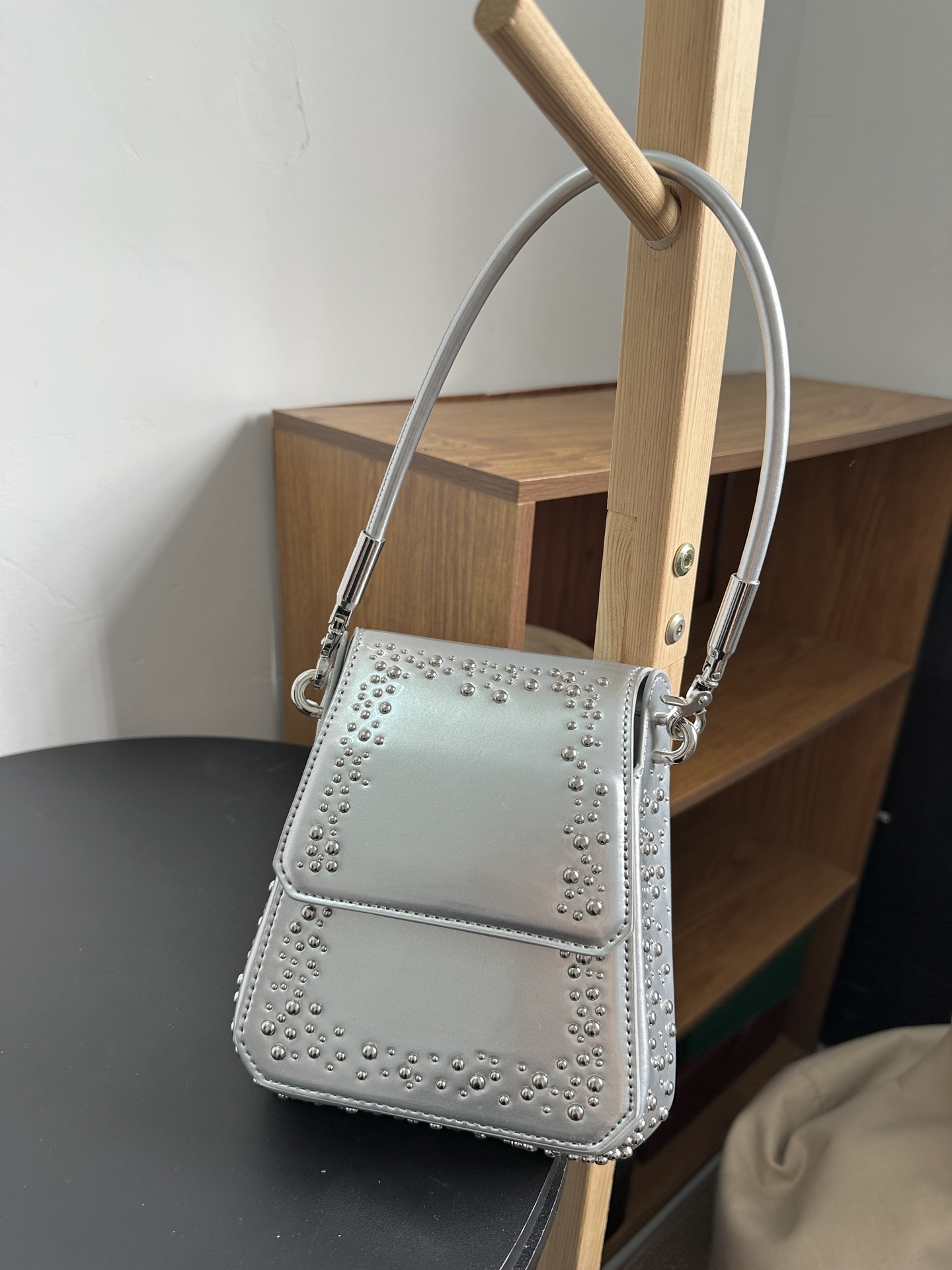 New Xiaoxiangfeng Shiny Small Square Fashionable And Niche Design, Rivet Bag, Personalized Hand-Held Patent Leather Armpit Bag For Women