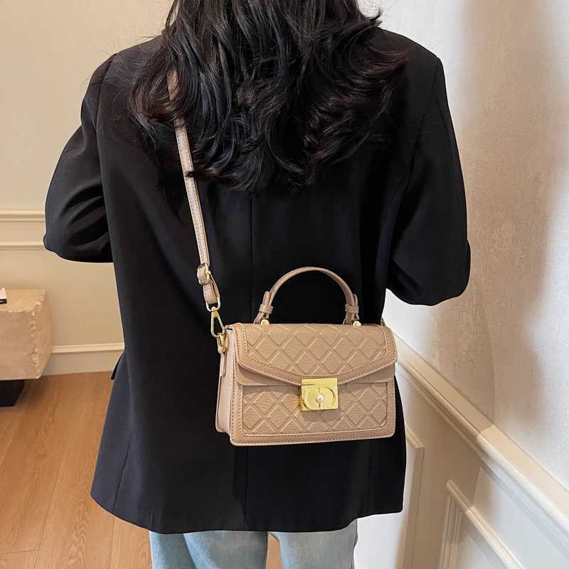 Elegant and short cross body bag - vintage textured leather shopper high-end minimalist Parisian fashion style Y250319