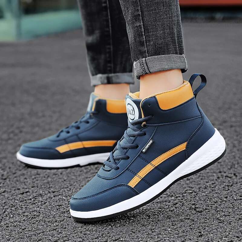2025 new men's autumn lightweight lace up new board shoes with soft soles, casual vulcanized designer fashion sports shoes, short boots