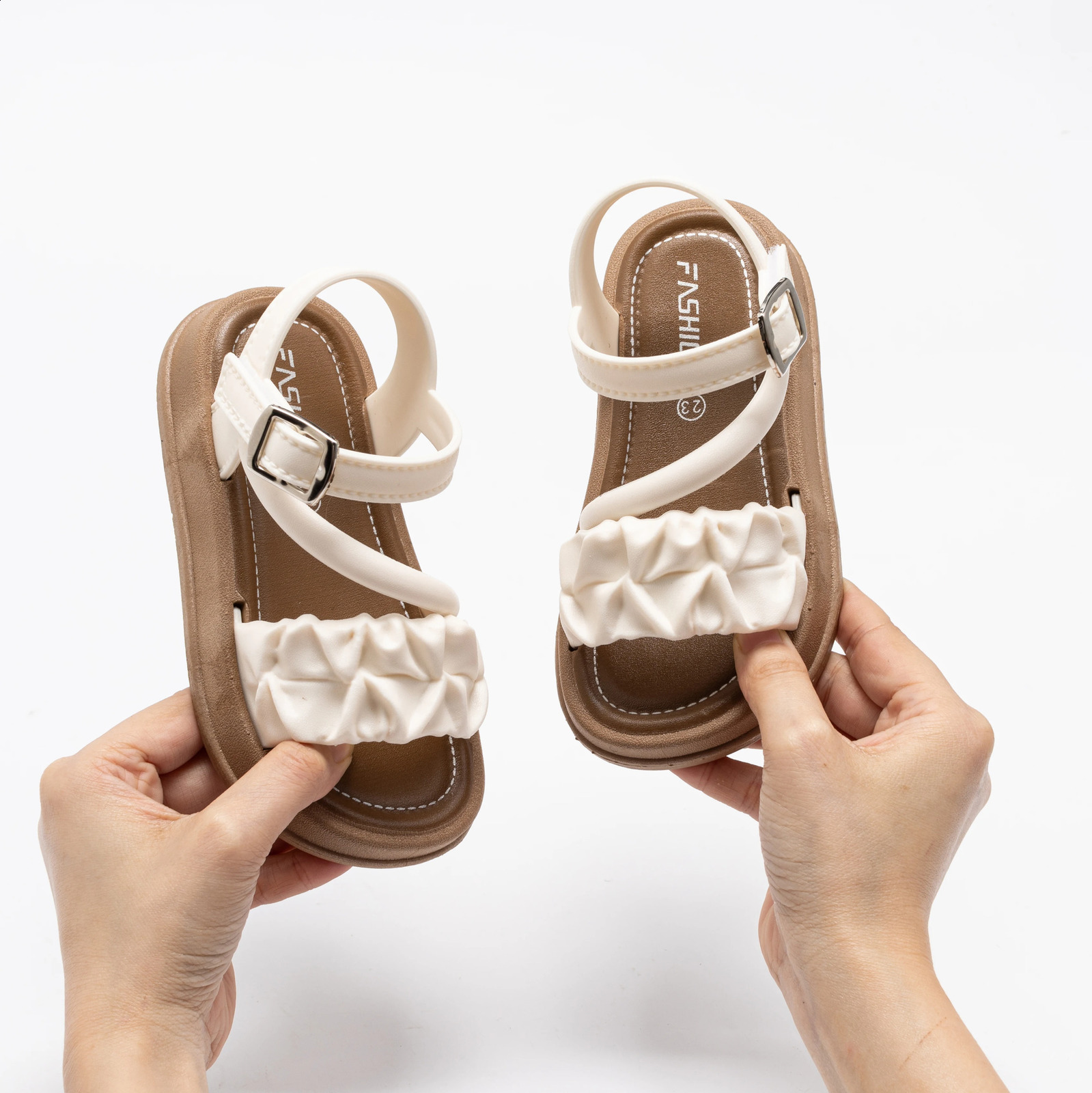Fashionable and minimalist childrens sandals with exposed toes suitable for outdoor vacations girls 250304