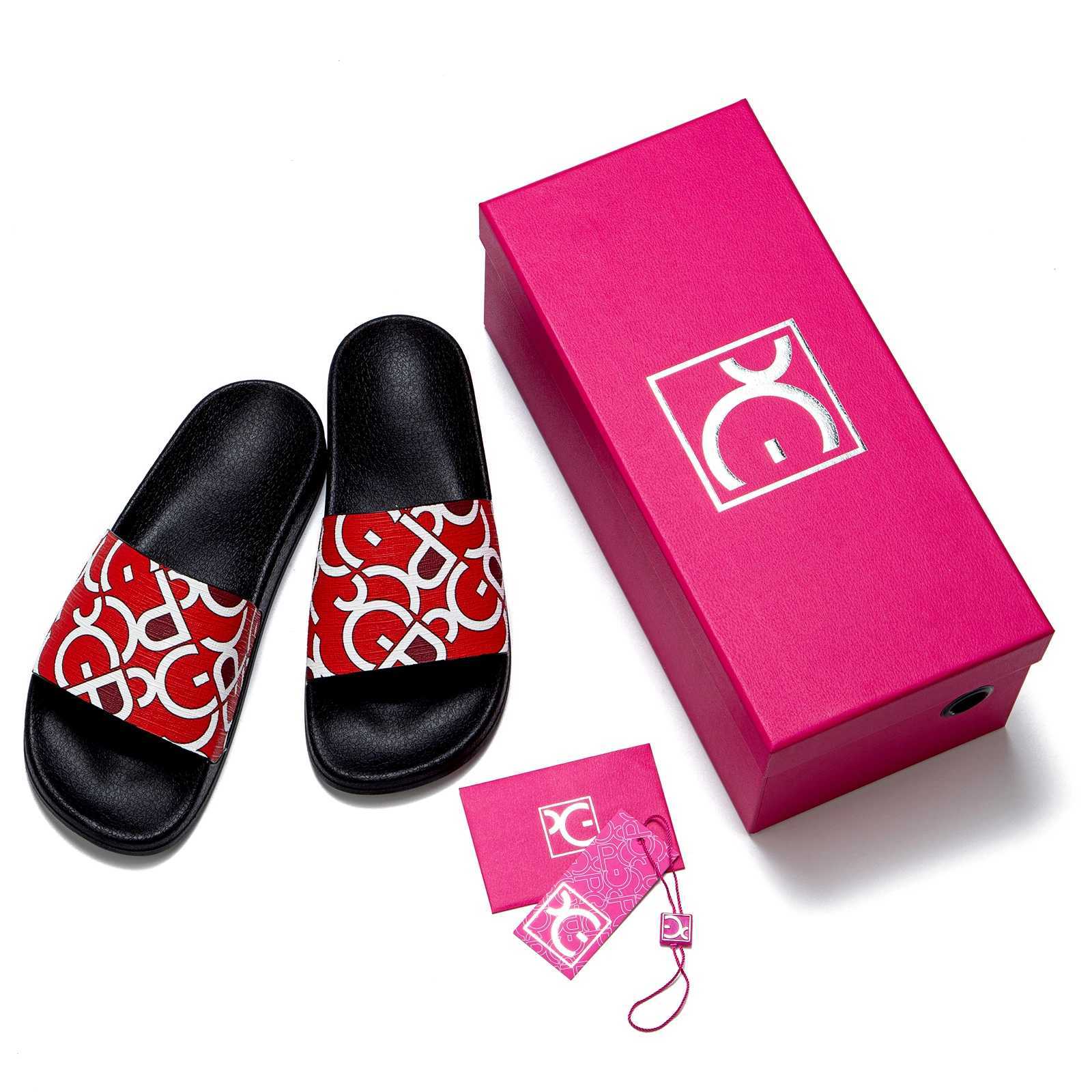 PG New Fiable Classic Simplicity Wens Slippers PVC Material Letter Printing Outdoor Casual Flat Bott Slippers Y250320