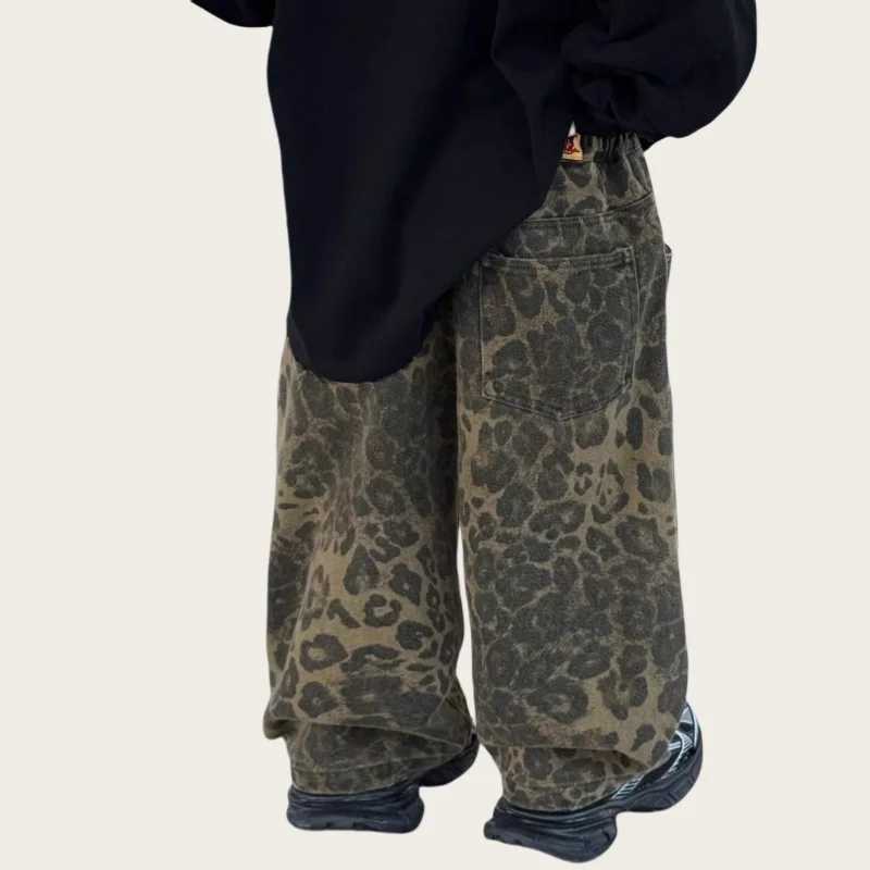 2025 new leopard print jeans for young children fashionable and cool casual jeans elastic waist loose fit suitable for boys and girlsT250326